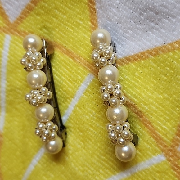 EUC- Faux Pearl Hair Clips Set of 2 - Picture 1 of 9